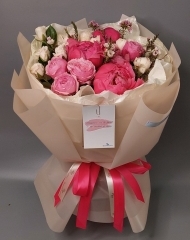 Букет из пионов, пионовидных роз и хамелациума