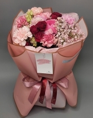 Букет из гвоздик, роз, ранункулюсов и сирени