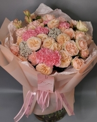 Букет из гвоздик и пионовидных роз