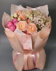 Букет из сирени, пионовидных и кустовых роз