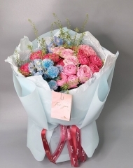  Букет из пионовидных роз, хризантем, дельфиниума, гринбел