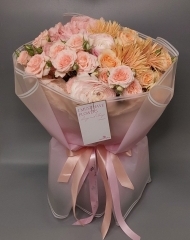 Букет из гербер , роз и ранункулюсов