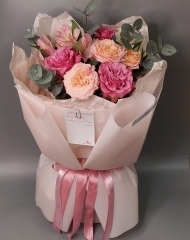 Букет из роз и эвкалипта