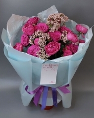 Букет из роз и скиммии