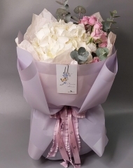 Букет из гортензии, кустовых роз и эвкалипта