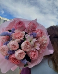 Букет из роз, гвоздик, альстромерии и статицы