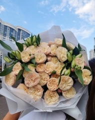 Букет из пионовидных роз Мандарин и хризантем