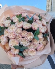 Букет из пионовидных роз Роял Блаш и эвкалипта