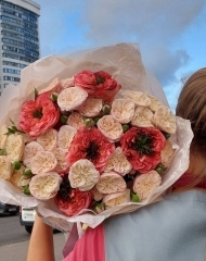 Букет из пионовидных роз Мандарин и Роял Блаш