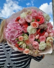 Букет из гортензии, пионовидных роз различных сортов, гвоздик и кустовой протеи