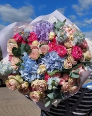 Букет из гортензии, роз различных сортов, дельфиниума и эвкалипта