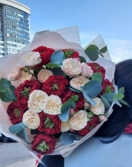 Букет из пионовидной роз Ред Монстр и Роял Блаш и эвкалипта