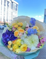 Букет из гортензии, садовых роз, хризантем, дельфиниума и эустомы