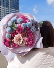 Букет из пионовидных роз, хризантем и эвкалипта