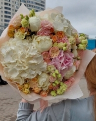 Букет из гортензии, пионовидных и кустовых роз, пионов и эустомы