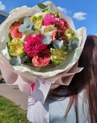 Букет из пионовидных и французских роз, ранункулюсов и эвкалипта