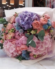 Букет с гортензией, пионовидных и кустовых роз, хризантем, пионов