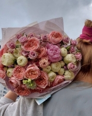 Букет из садовых роз, пионов, эустомы