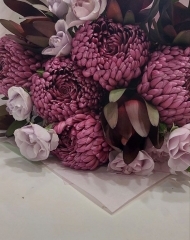 Букет с хризантемами Бигуди Перпл, розами Инносентия и леукодендроном