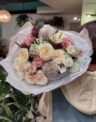 Букет с гвоздиками Брауни, хризантемами Дасти кафе, пионовидными розами, тюльпанами Брауни