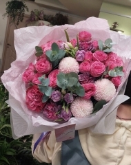 Букет с тюльпанами, хризантемами, эвкалиптом, пионовидными розами разных сортов