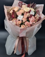 Букет с пионовидными розами, хлопком, палочками корицы, леукодендроном, гвоздиками, скиммией