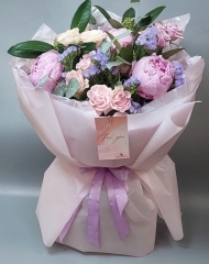 Букет с пионами Сара Бернар, пионовидными розами Свит флоу, статицей, скиммией, кустовыми розами