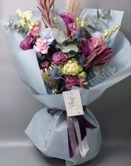 Букет с протеей, каллами, эустомой, леукодендроном, розами Вегги, гвоздиками Блек пастель , эвкалиптом