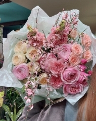 Букет с ранункулюсами, пионовидными розами Сильва Пинк,  Изабель, маттиолой, генистой