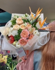 Букет с стрелицией, пиновидными розами Джульетта, Дарлингтон, эустомой, гвоздиками Киви, нутаном