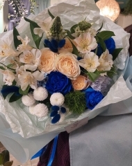 Букет с розами Блю и Изабель, альстромерией, хризантемами, орнитолалумом, гвоздиками Киви,  твидией и лагурусом