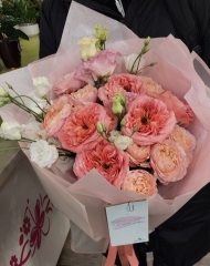 Букет из роз различных сортов и эустомы