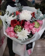Букет с хризантемами Магнум, розами Вегги и Сильва Пинк, амариллисами, эвкалиптом