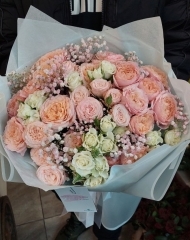 Букет с пионовидными розами Джульетта, Бомбастик, кустовыми розами, гипсофилой