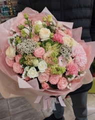 Букет с пионовидными розами разных сортов, ранункулюсами, гвоздиками, эустомой,  хризантемами, озотамнусом
