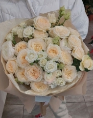 Букет с ранункулюсами,  пионовидными розами Изабель, кустовыми розами и эустомой