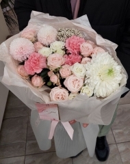 Букет с розами разных сортов, гвоздиками, хризантемами, озотамнусом