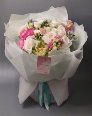 Букет из роз различных сортов, эустомы и твидии