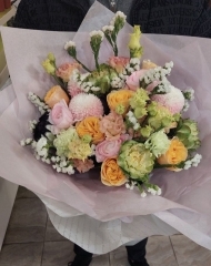 Букет с пионовидными розами Вегги и Кинг кросс, ранункулюсами, протеей, статицей и эустомой