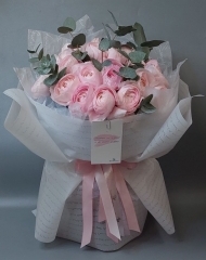 Букет с ранункулюсами и эвкалиптом