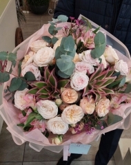 Букет с пионовидными розами Джентл Трендсеттер, Бомбастик, Софи, декоративным ананасом, хамелациумом, эвкалиптом