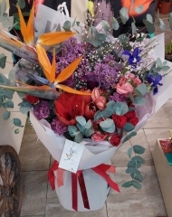 Букет со стрелицией, сиренью, амариллисами, розами Мандарин, ирисами, эвкалиптом, гвоздиками Гипноз