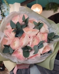 Букет из 15 ранункулюсов и эвкалипта