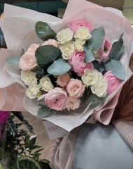 Букет с ранункулюсами, розами и эвкалиптом