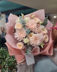 Букет с хризантемами Спайдер Пич, пионоаидными розами Дарлингтон, эустомой, эвкалиптом