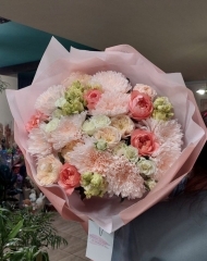 Букет с хризантемами Спайдер пич,  эустомой,  пионовидными розами Дарлингтон, кустовыми розами Сноу флейк и Драгонфлай