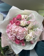 Букет с гортензией, пионовидными розами, тюльпанами, нерине