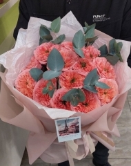 Букет из роз Мандарин и эвкалипта