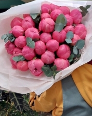 Букет из 31 пиона Коралл Шарм и эвкалипта