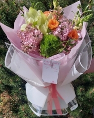 Букет с амарилиссами, прунусом, сиренью, ранункулюсами Баттерфляй,  гвоздиками Грин трик,  антириниумом